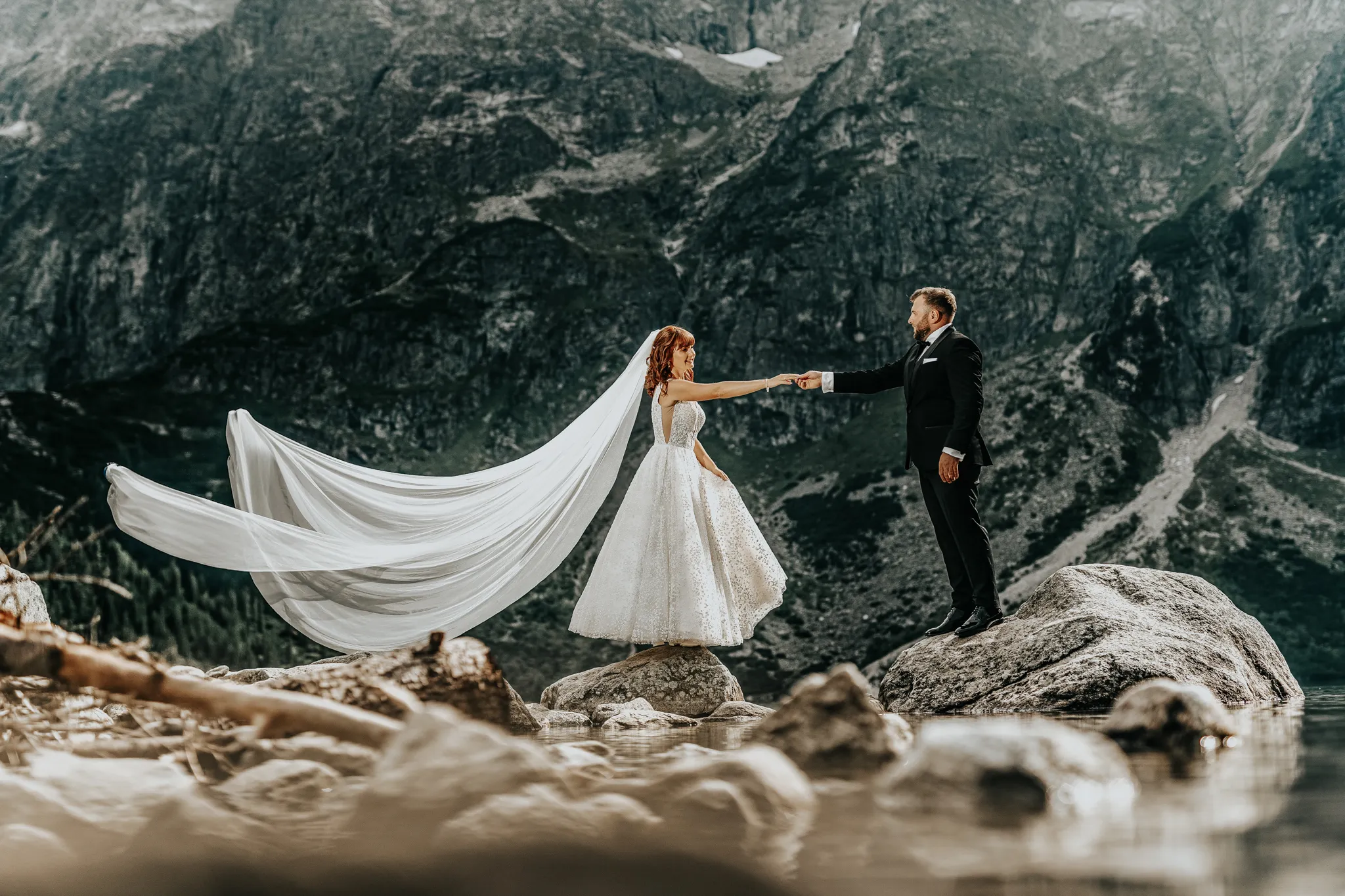 Przysięga małżeńska, autentyczne emocje uchwycone przez fotografa hybrydowego, ślub w zabrzu