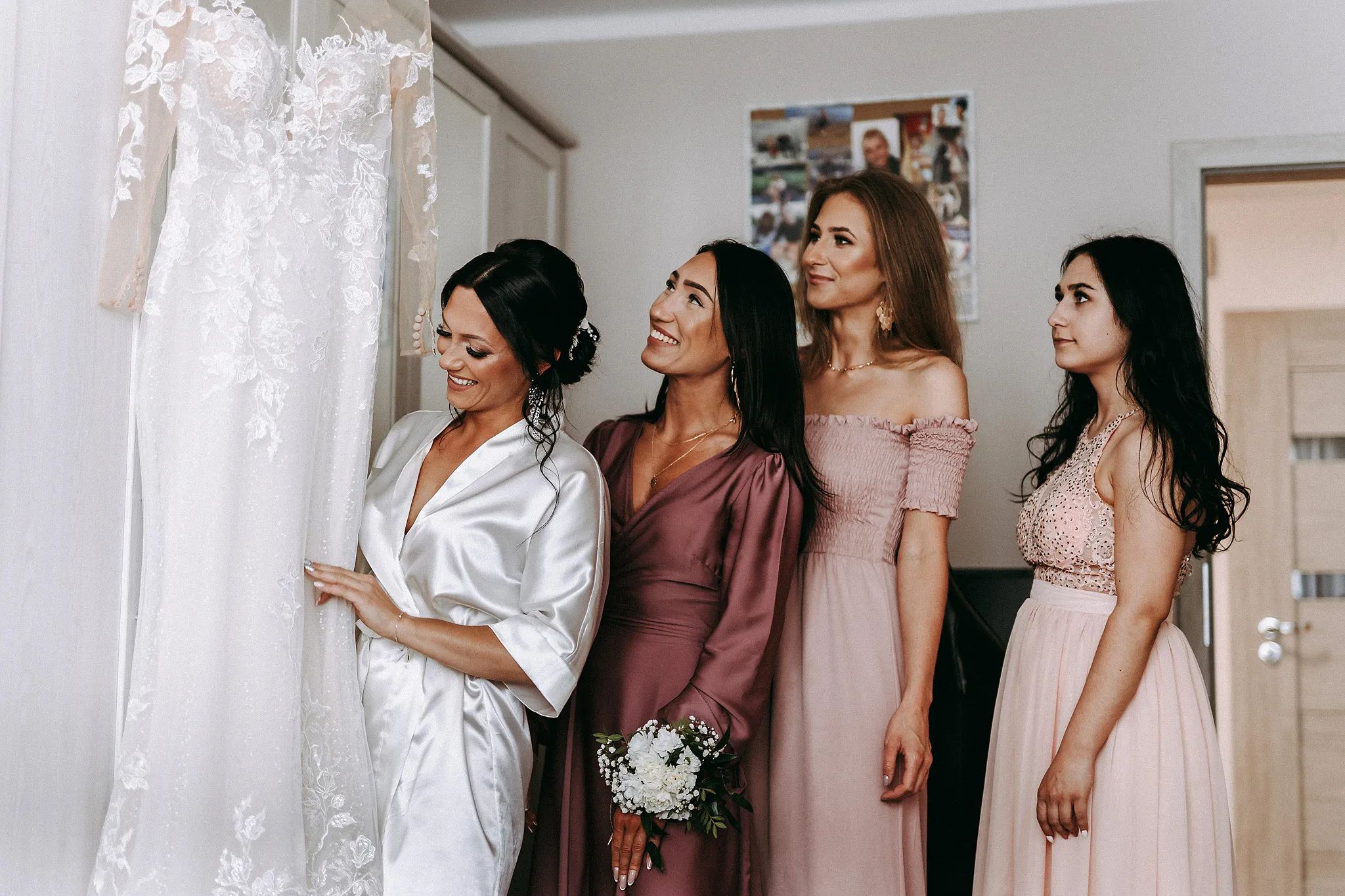 opalona mloda pani w towarzystwie druhen ogladjaca suknie slubna przed ceremonia w rudzie slaskiej