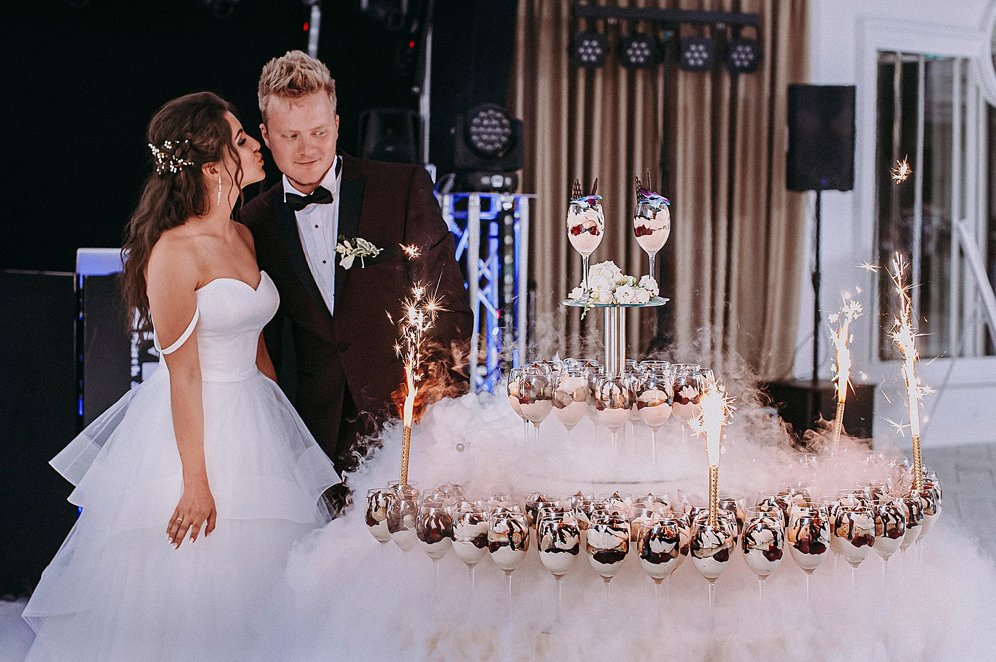 oryginalny tort weselny na sali venecja verona z plonacymi racami w kieliszkach