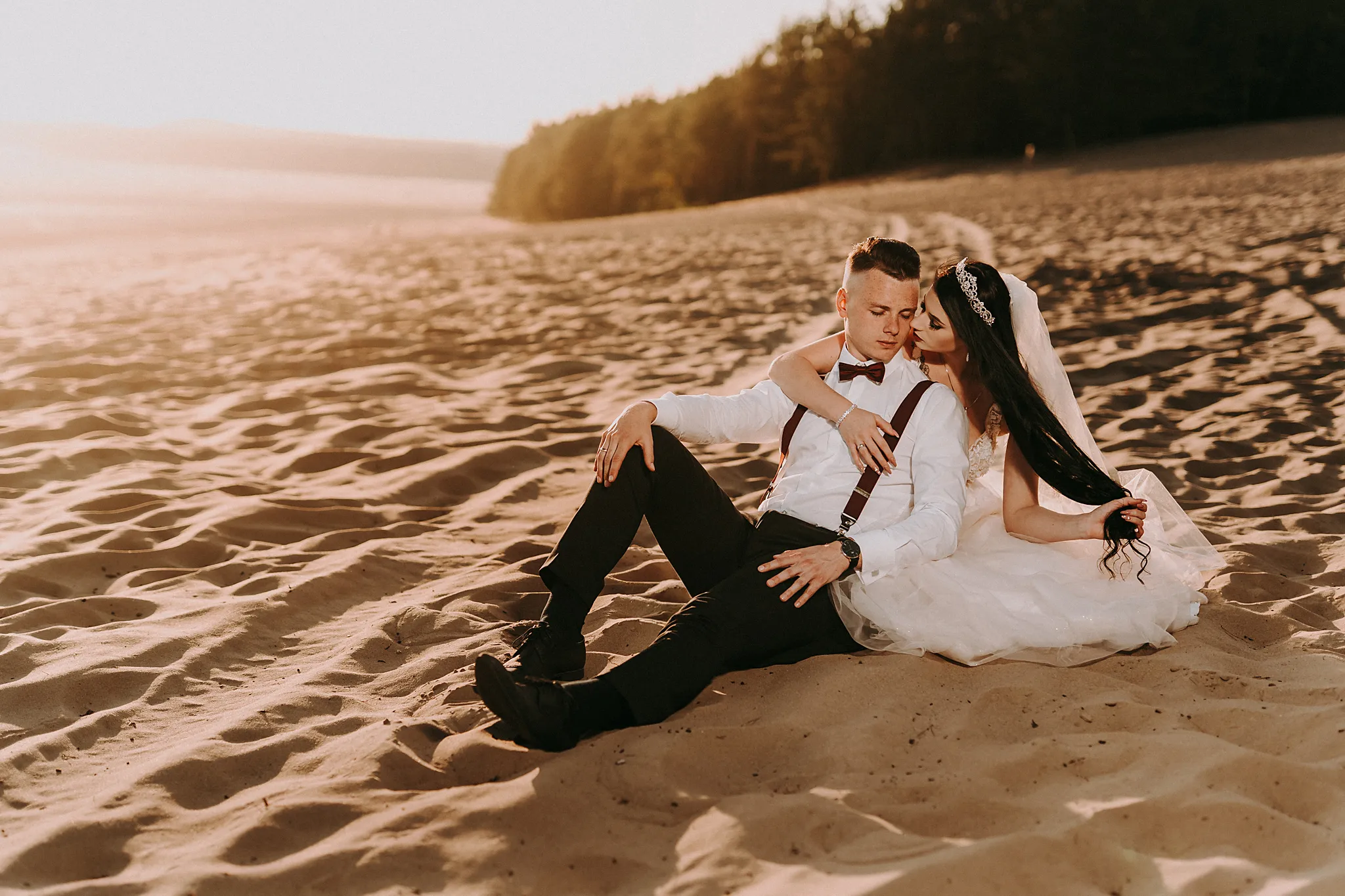 para mloda w promieniach zachodzacego slonca w romantycznym momencie na pustyni bledowskiej fotograf na slub bielsko biala