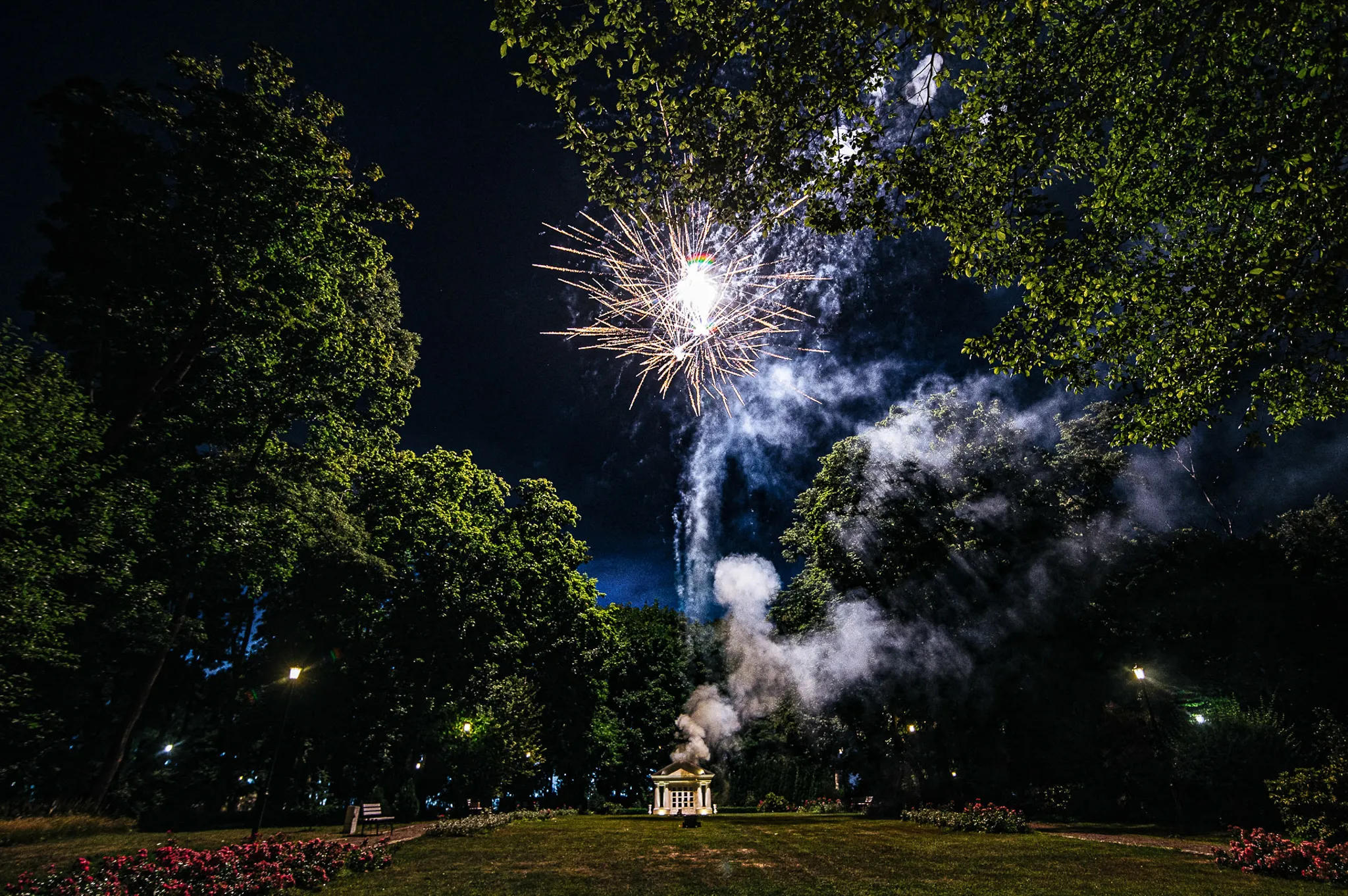 dynamiczny wystrzal fajerwerkow na weselu w okolicach krakowa na iebieskim niebie w otoczeniu zieleni