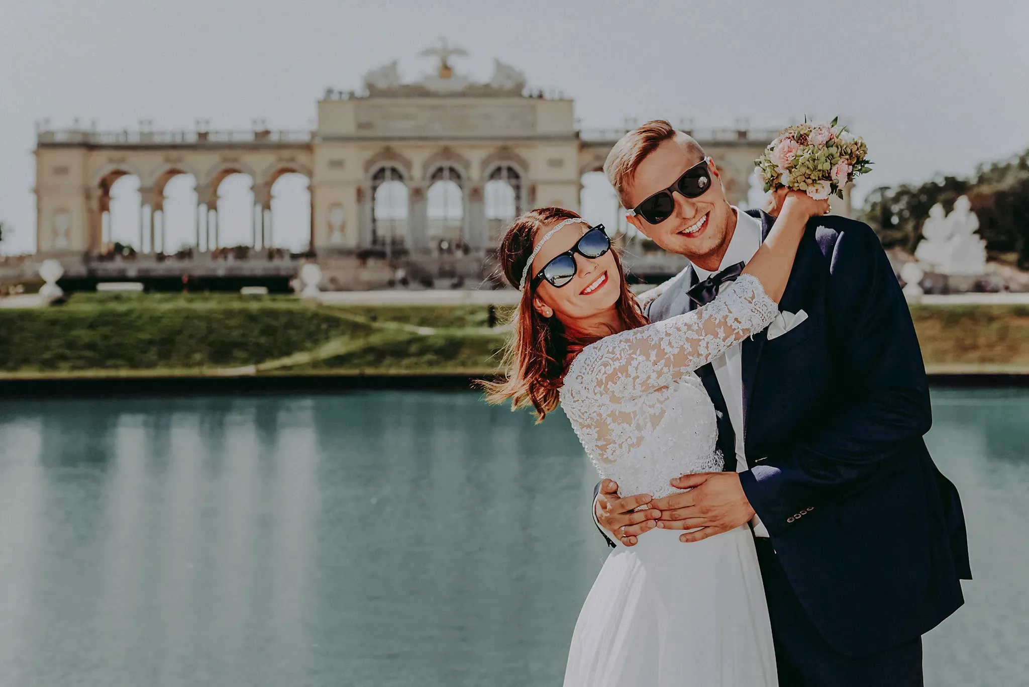 szczesliwa para mloda na tle glorietta wieden w nowoczesnej stylizacji okularach przeciwslonecznych fotograf sluby tychy