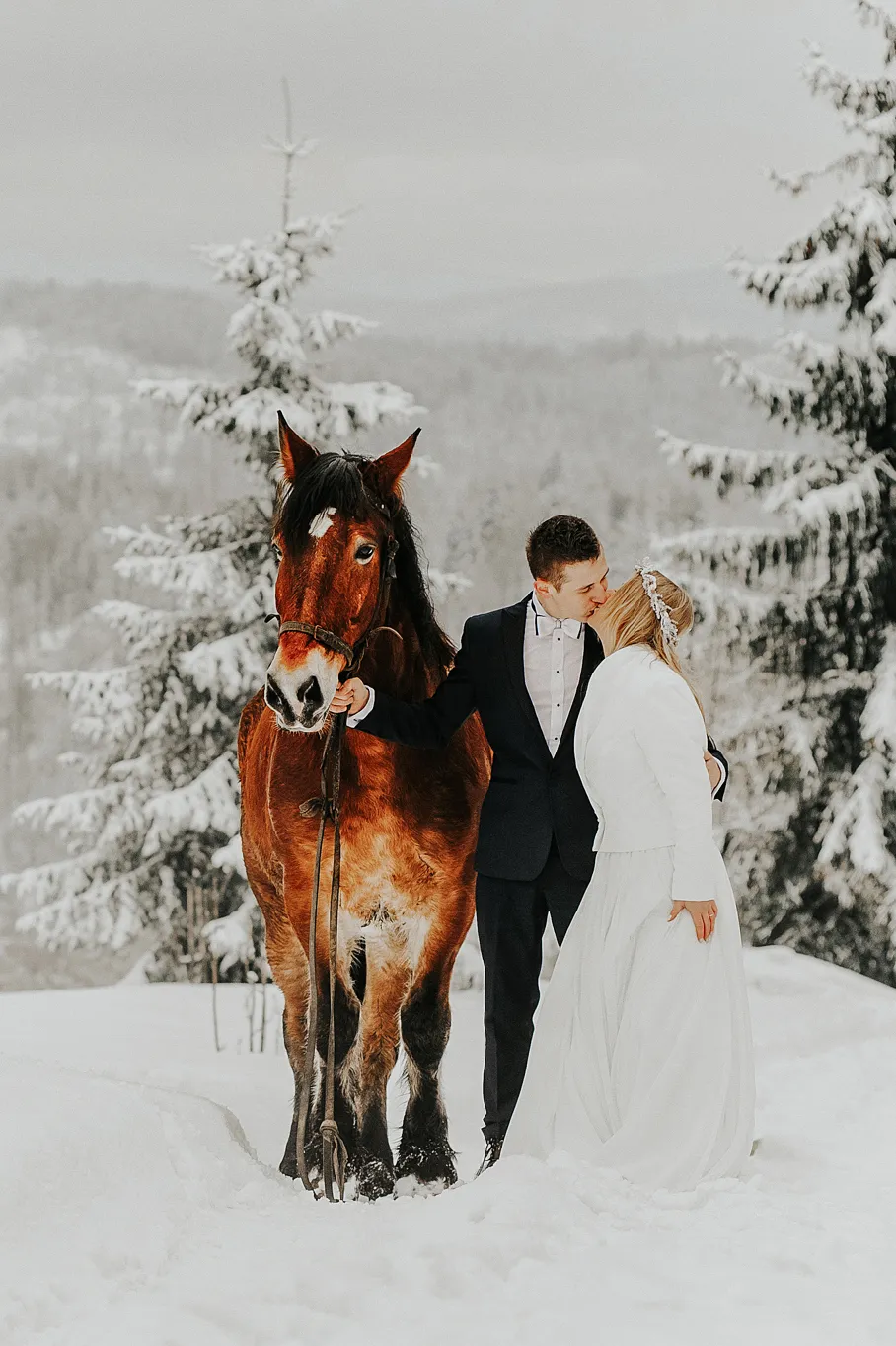 naturalna zimowa sesja slubna z koniemw gorach. Rzyki Andrychow