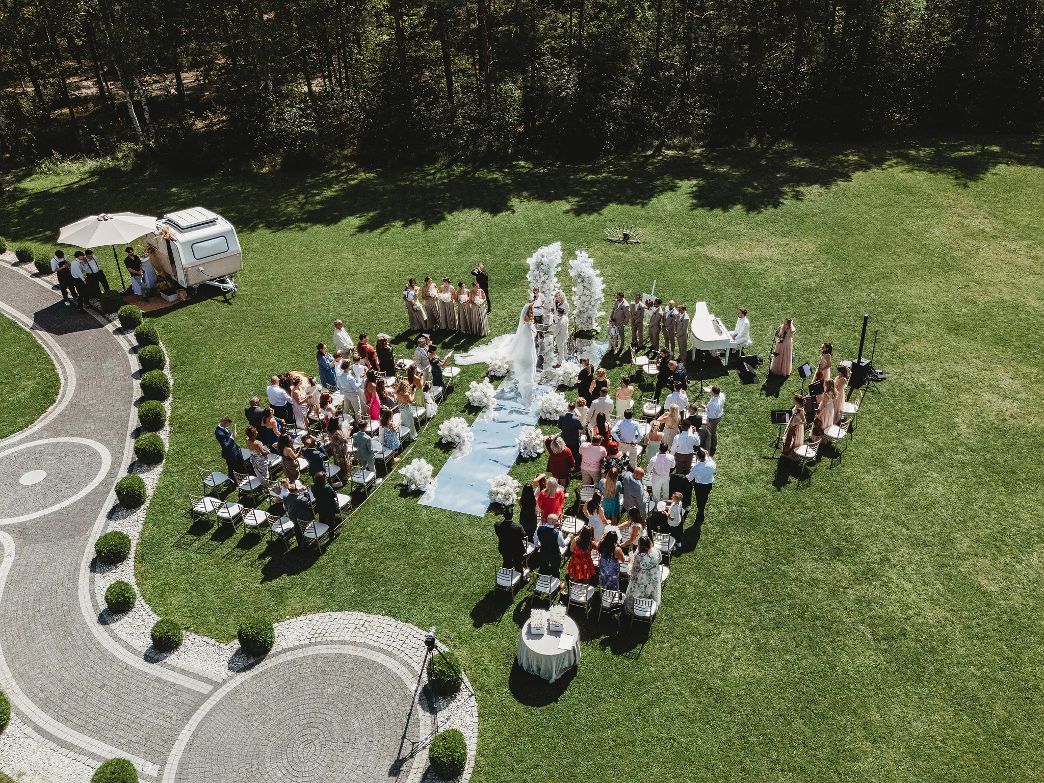 slubplenerowy pokazany z drona w pieknej zielonej sceneri przy dobranych dekoracjach pracownia.weselomania i akompaniamencie centrum muzyki marzen opolskie hotel bajka