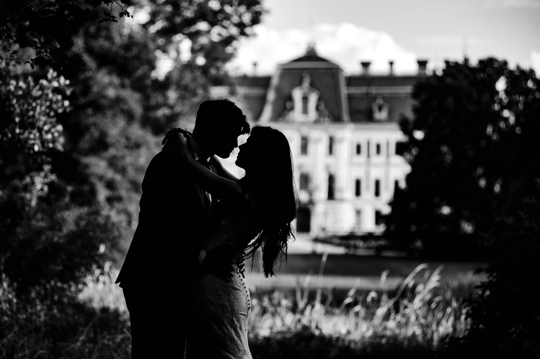 czarno biale klimatyczne konturowe zdjecie pary mlodej w objeciach na tel zamku w pszczynie . studio grygierczyk fotografia slbna hybrydowa