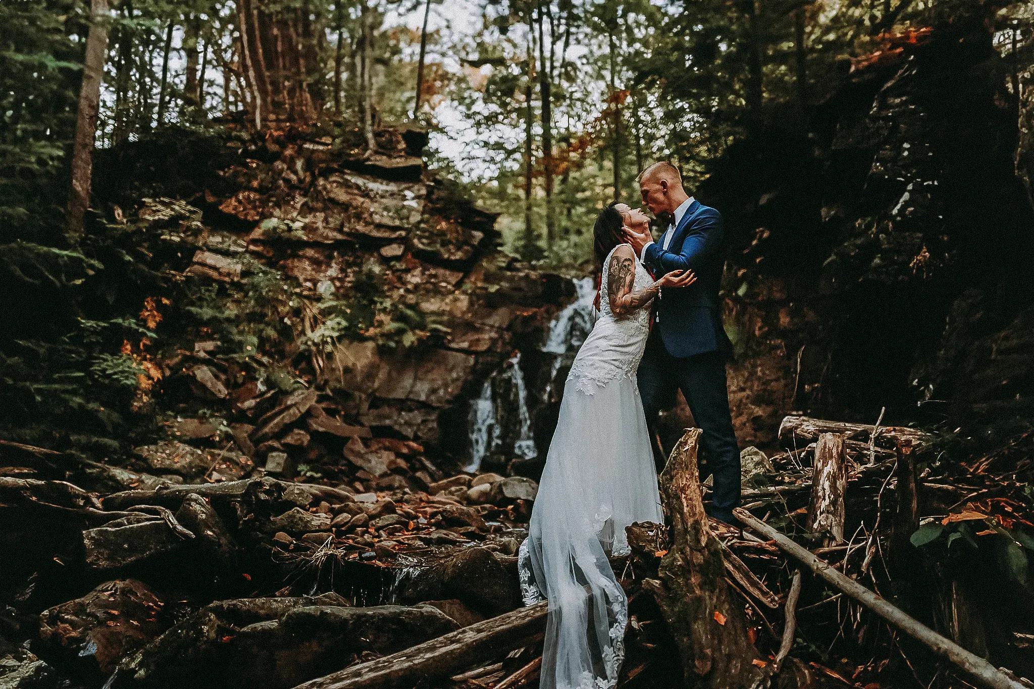 para mloda na tle wodospadu w beskidach kaskady rodla.sesja slubna studio grygierczyk tychy