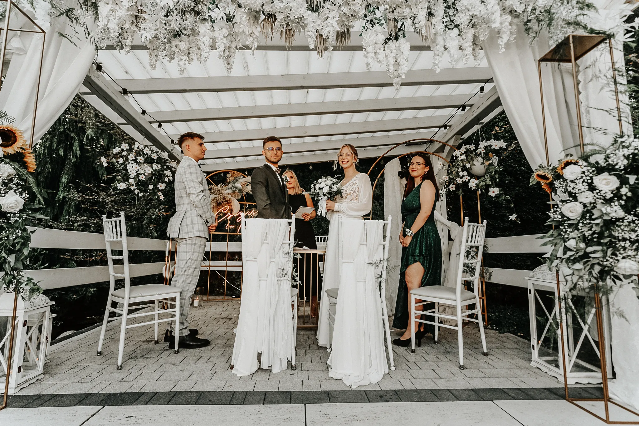 emocjonalny slub humanistyczny w plenerze w zacisze dabrpwa gornicza zabkowice u agaty krzeminskiej fotogarfia hybrydowa jeden operator