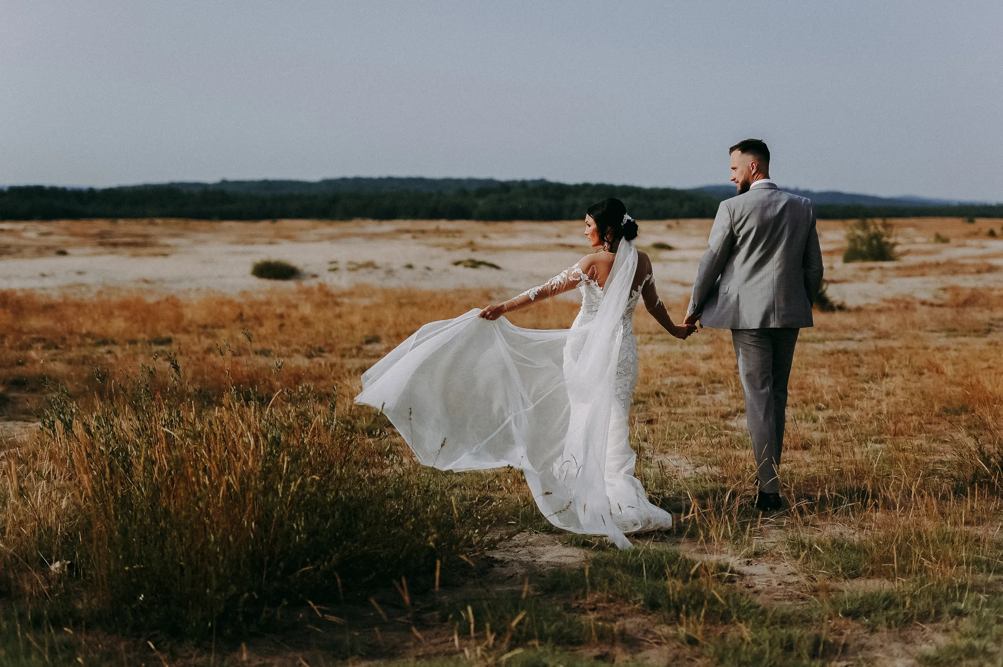 Romantyczny spacer w zachodzącym słońcu, sesja plenerowa Śląsk, Studio Grygierczyk pustynia bledowska