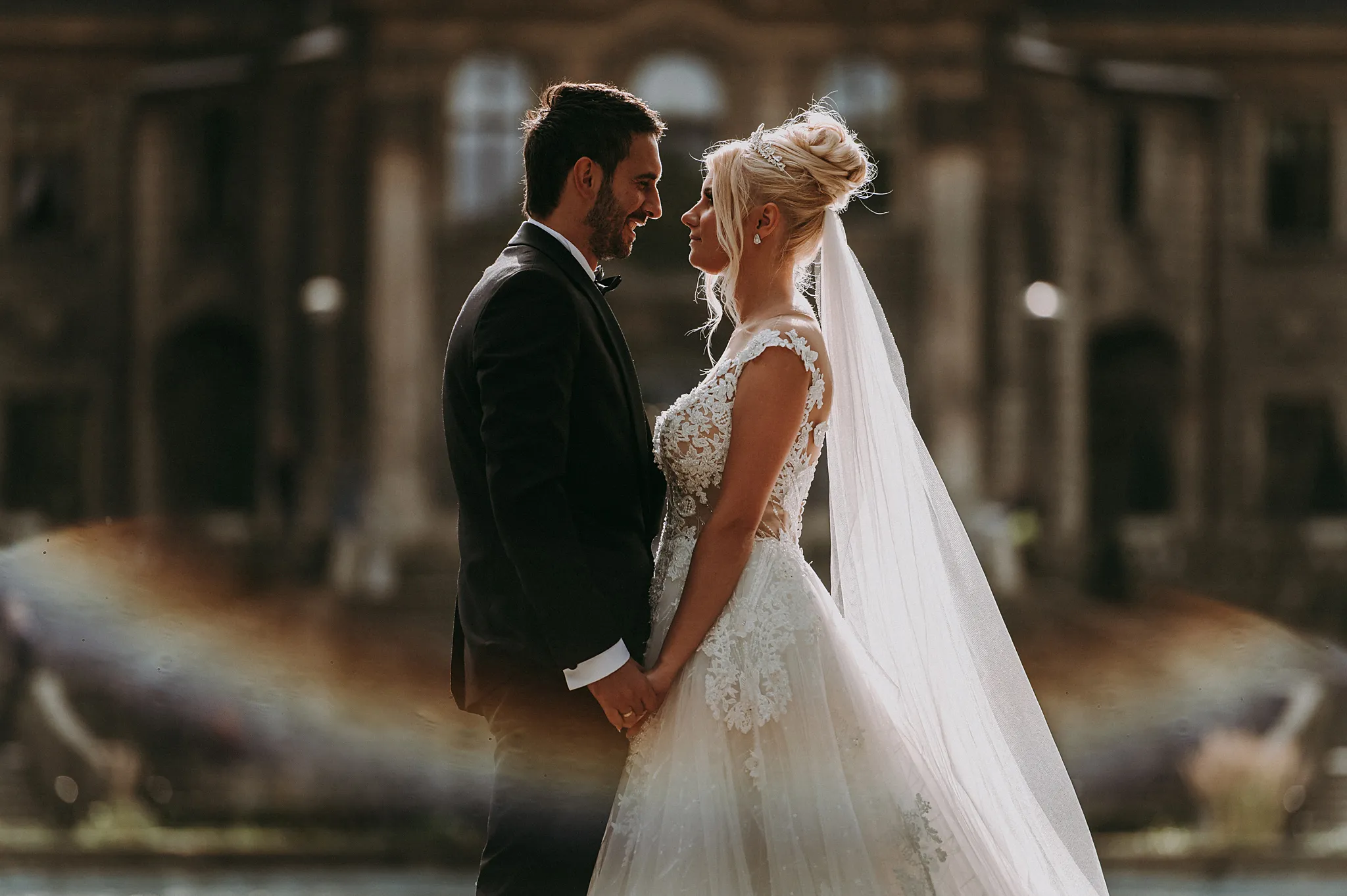 mloda-para-w uscisku slonca na sesji slubnej w zamku fotografia hybrydowa katowice