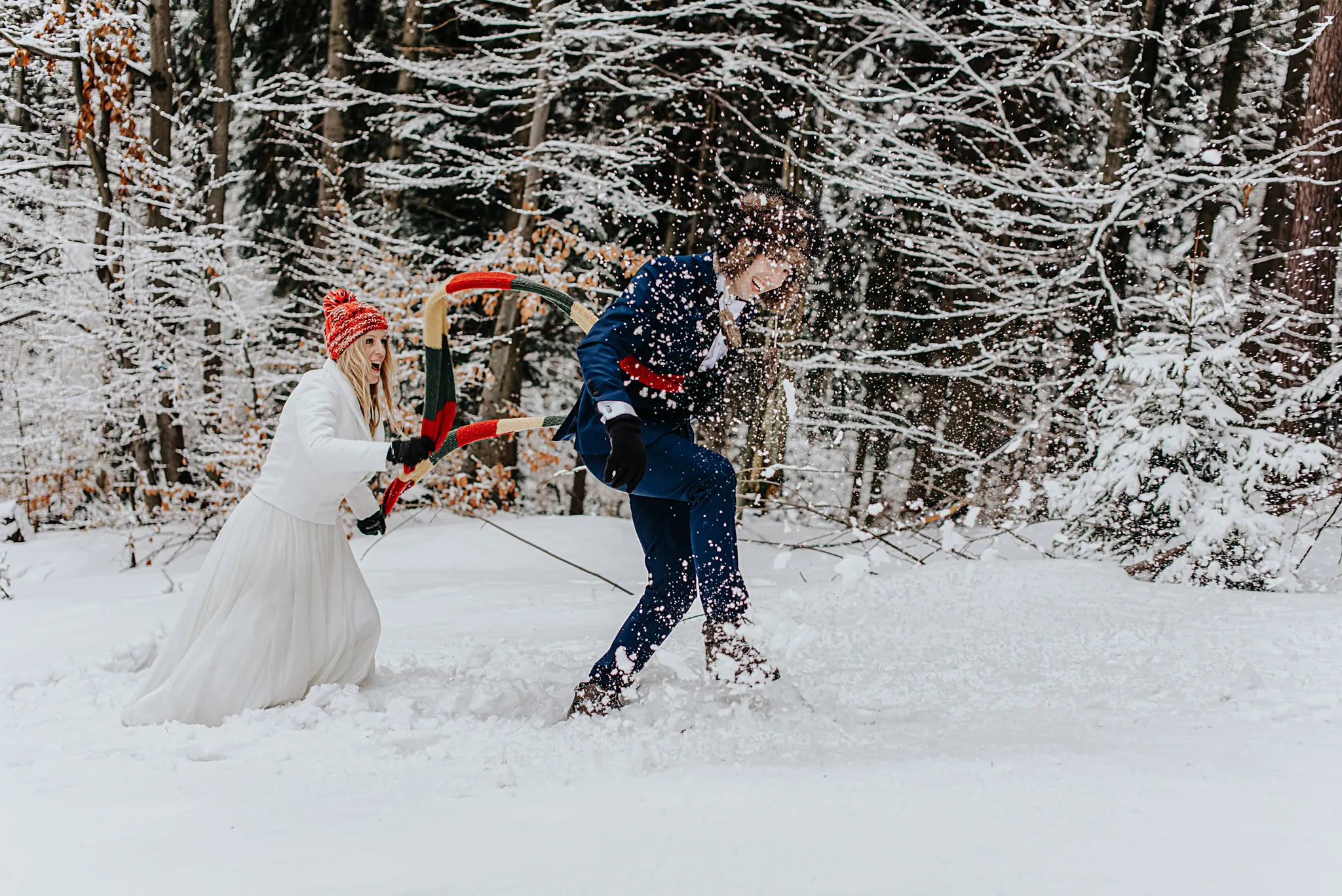para mloda w szlenstwie zimowym z kolorowymi szalikami na sesji zimowej w gorach dotograf slubny bierun
