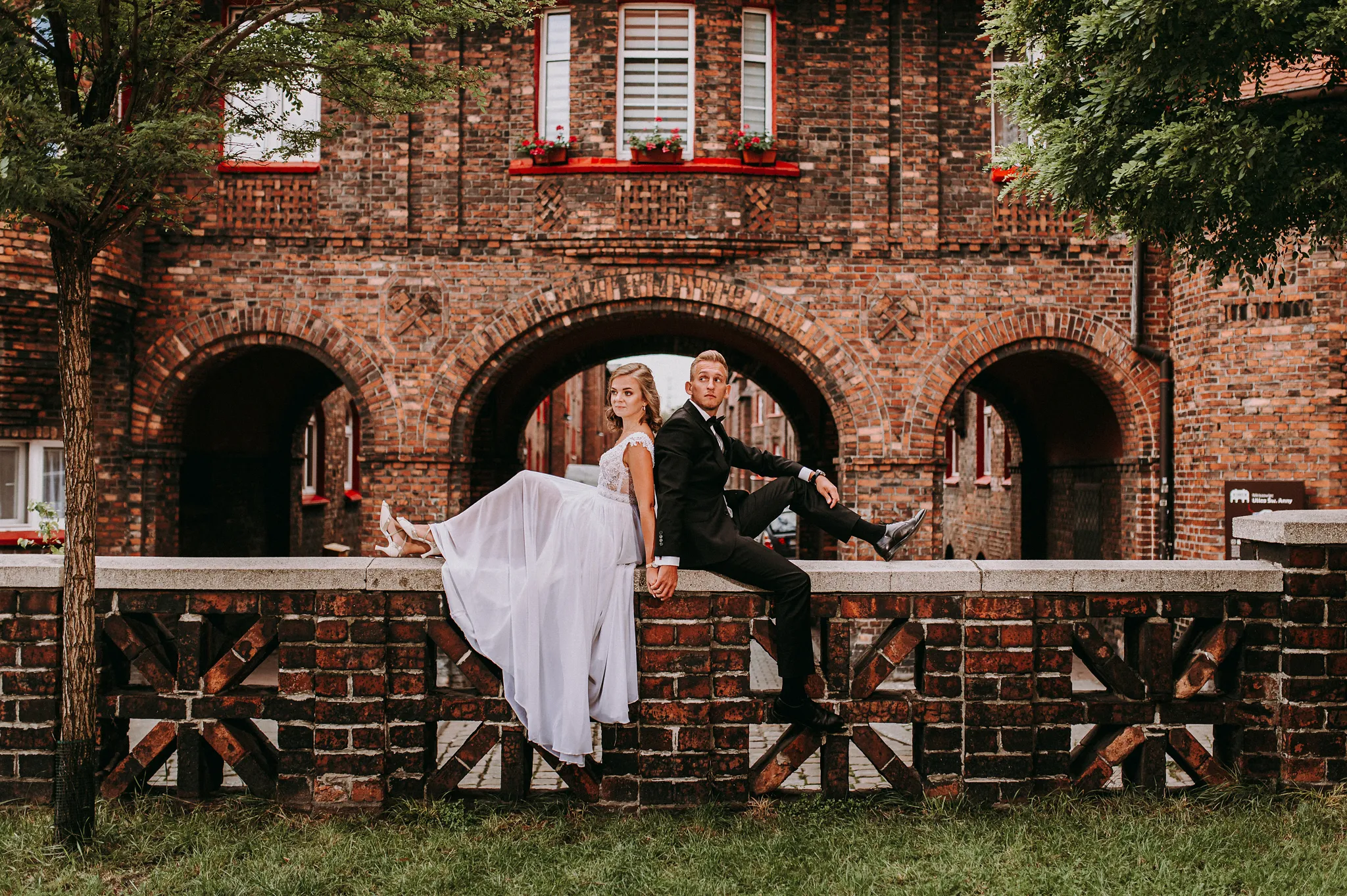 klimatycnz seja plenerowa w sercu slaska na terenie katowic w zabytkowej dzielnicy w otoczeniu czerwonych familokow